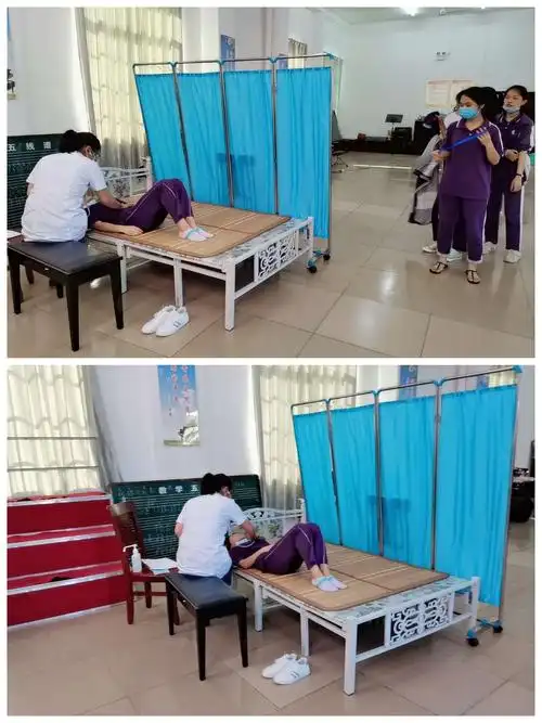 学生在做内科检查.