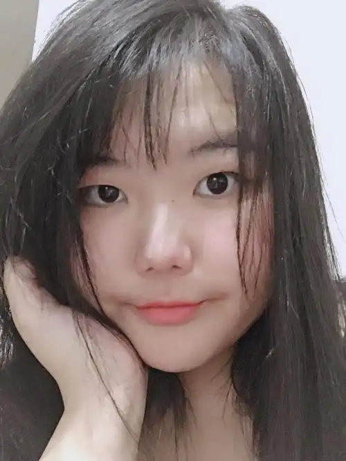 嘿嘿,附上新发型自拍一张,虽然脸还是有点圆