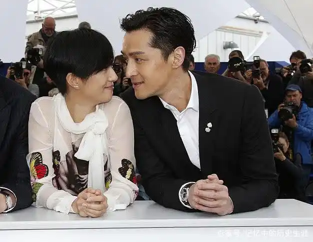 胡歌桂纶镁对视,谁注意到他的眼神,网友:不要怂,大胆上