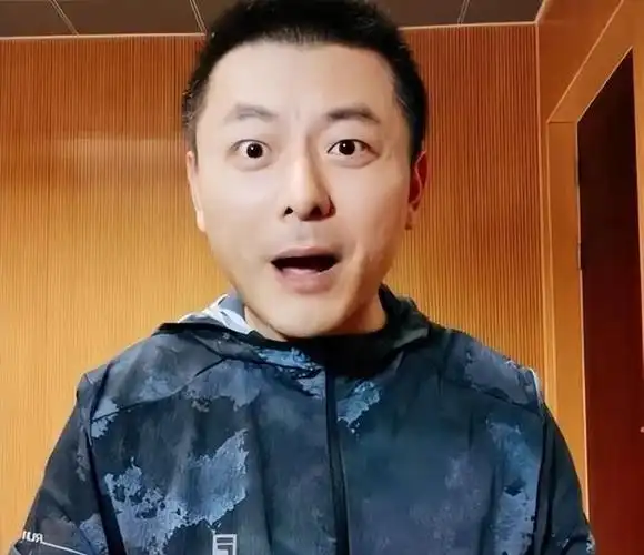 安徽卫视王小川为涿州豪气捐款20万他是第一个捐款的主持人