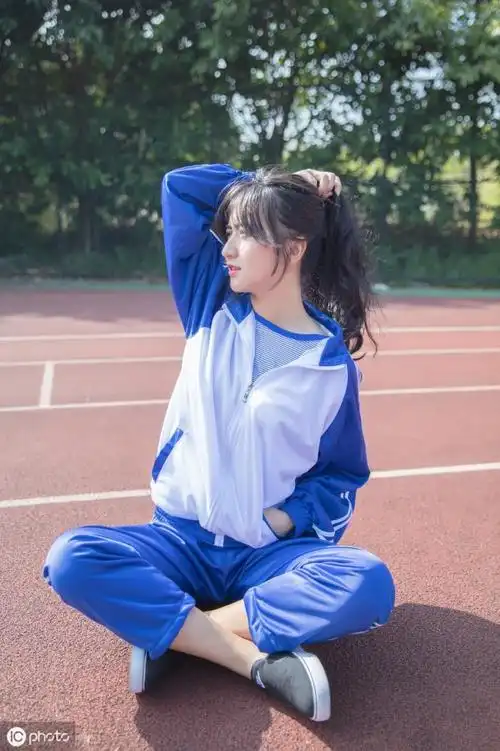 清纯校服女生校园的清纯穿校服的女孩