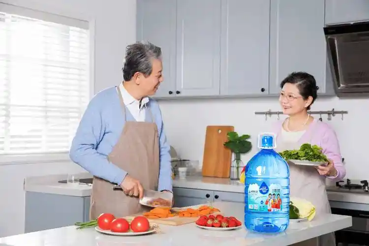 老年人一大福音——活性氢水_身体_中国营养学会_氢气