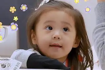 贾静雯女儿咘咘遭捏脸 萌娃秒变_百度视频搜索
