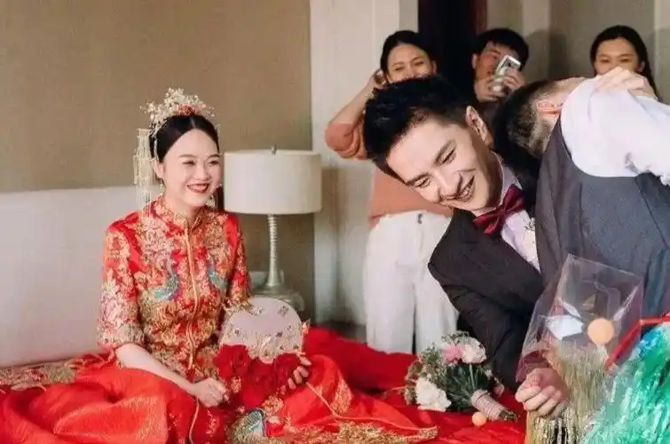 李瑞毕业后没有进入演艺圈,而是选择出国留学,成了一名学霸,如今的他