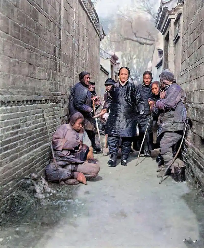 历史老照片,晚清时期,一个富家女人正在过巷子.