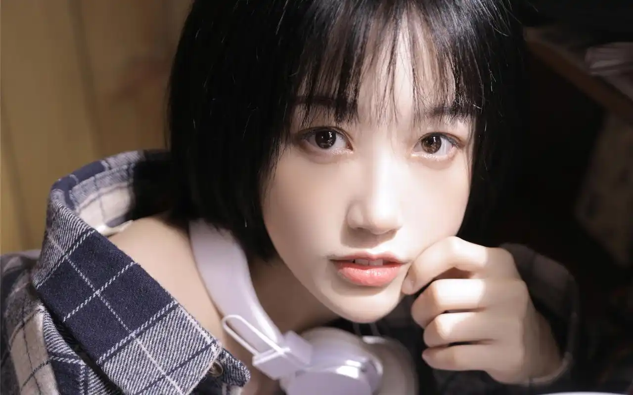 格子衬衫美女图片桌面壁纸