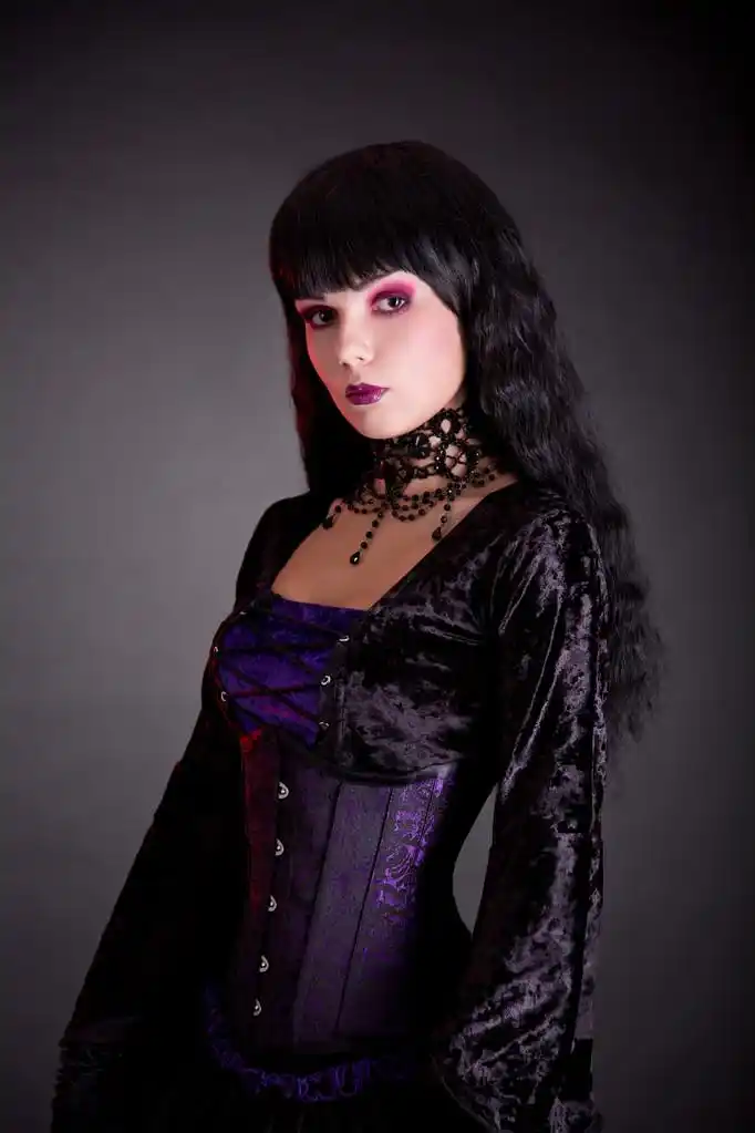 美丽的哥特女孩在维多利亚时代的风格衣服的肖像