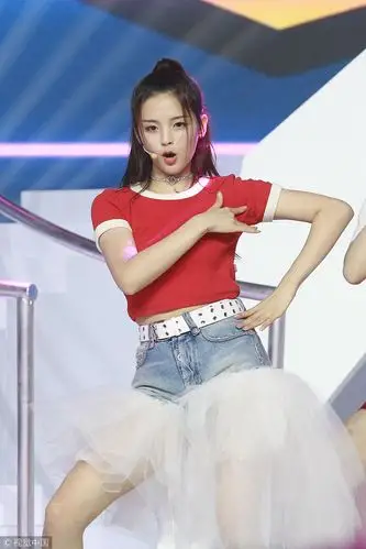 火箭少女101风波后首秀杨超越热舞艳压众人