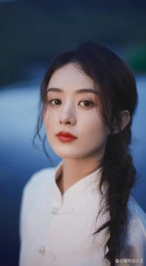 长相小巧玲珑,天生的演员苗子,赵丽颖身上有着东方女性的特质