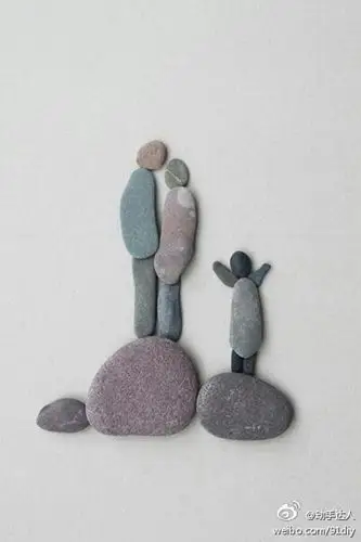 经过艺术家sharon nowlan巧妙的创意,拼接成绝妙的石头画,堪称一绝!