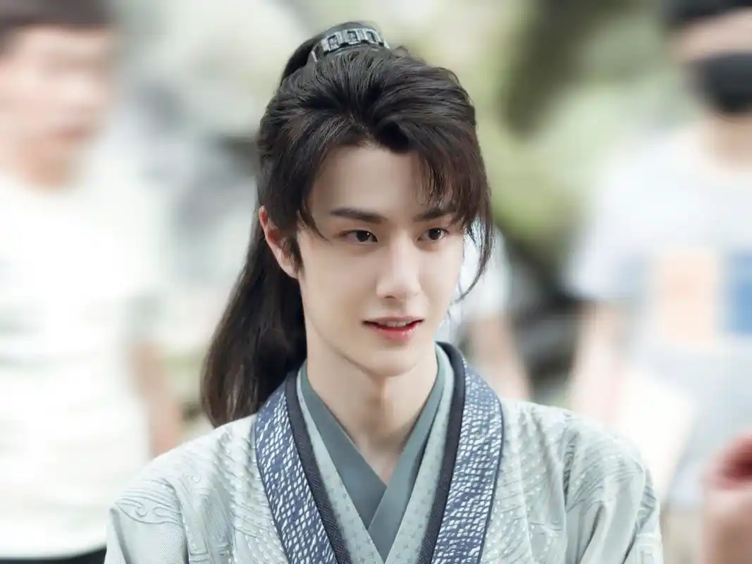 王一博《有翡》剧照晒出,翩翩公子谢允报道