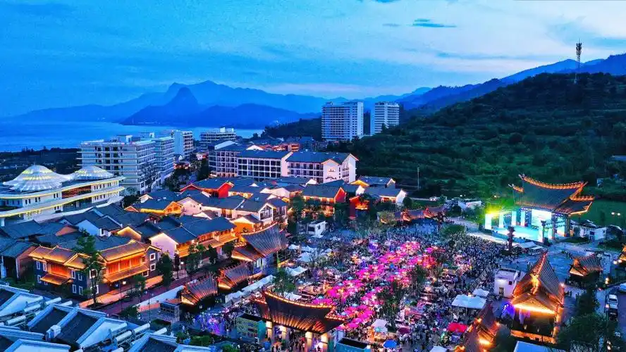 高原明珠上的璀璨星光绽放在抚仙湖广龙小镇夜里