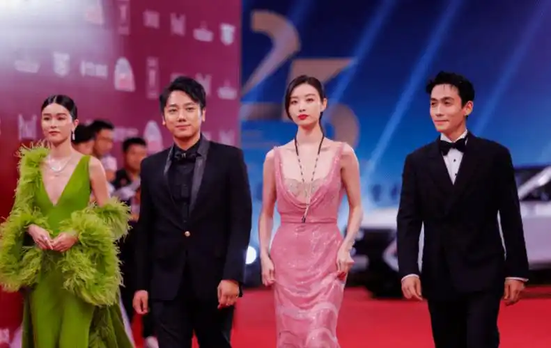 朱一龙和倪妮互动好贴心_主动_环节