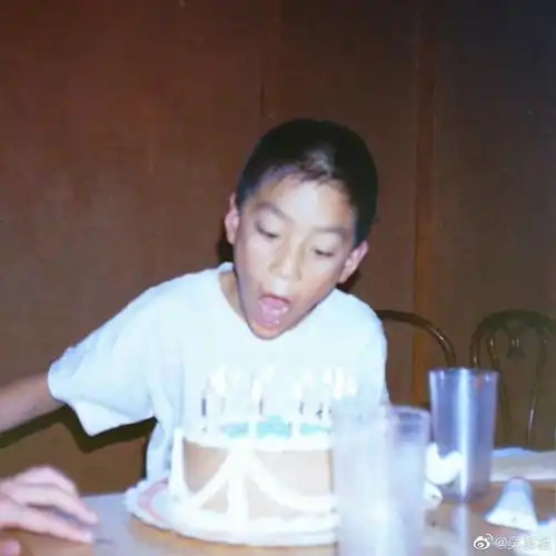 吴彦祖晒童年照低调庆生,47岁便直言自己老了,超高颜值遗传爸妈_腾讯