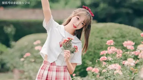 白短袖,花格裙,优雅可爱于一体,这样的小姐姐做女朋友适合吗?