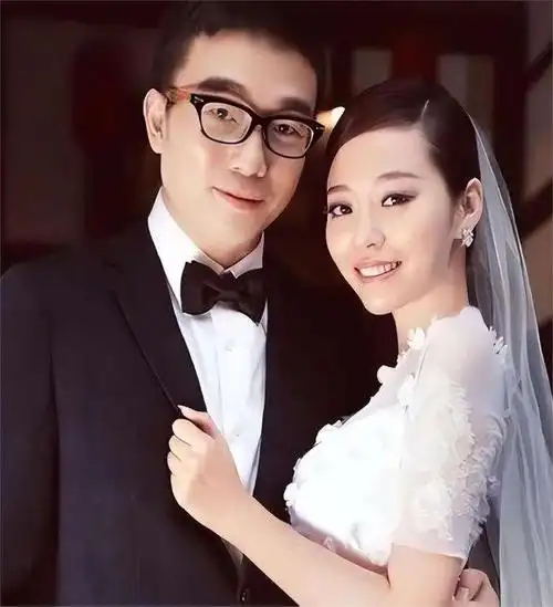 张靓颖被骗财骗色15年,为讨好渣男打乳环,还被骗6个亿的分手费