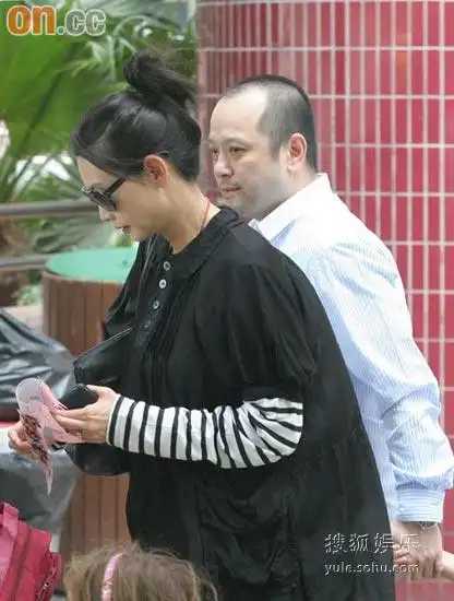 怀孕四月邱淑贞挺巨肚接女儿 老公沈嘉伟护驾