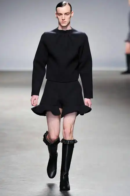 男穿女装扮可爱 男装秀场再惹争议