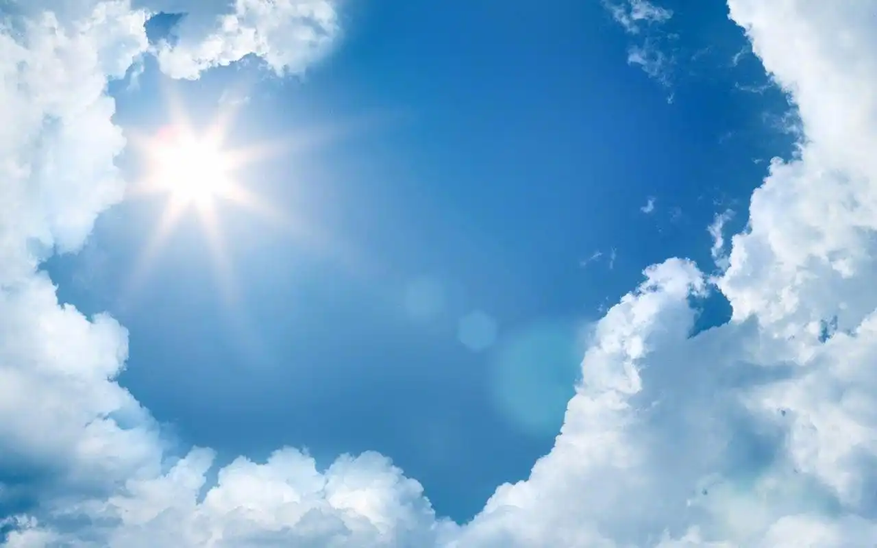 微风和煦,清新唯美的蓝天白云图片十分适合做壁纸哦,希望大家喜欢