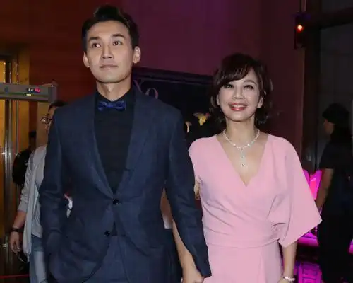 37岁张铎携45岁妻子出行,因戏生情,结婚9年无子却仍很甜蜜