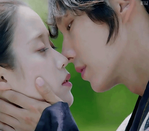 亲吻拖脸长发武侠gif动图_动态图_表情包下载_soogif