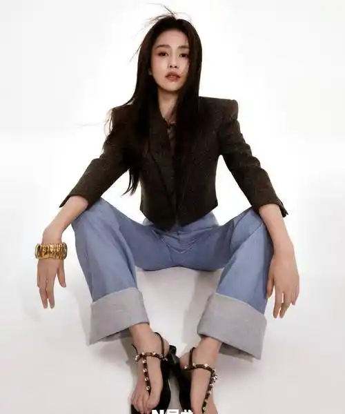 白鹿登上《尼龙》封面秀白丝袜美腿,李宇春,姐姐,徐梦桃_穿着_袜子