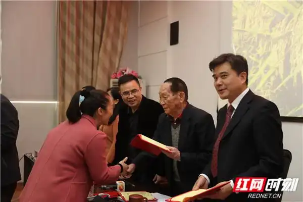 第十一届袁隆平农业科技奖公布袁隆平为26位获奖者颁奖