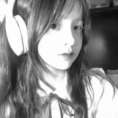 黑白高清女生可爱头像真人图片