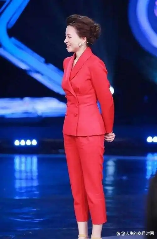 50岁董卿从不留长发,穿衣不花哨,打扮气质得体,太高级了吧