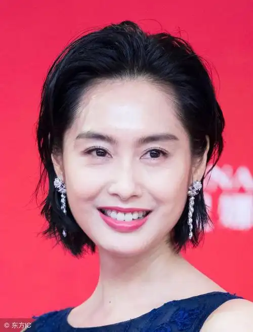 群星闪烁第20届上海世界电影节闭幕式红毯朱茵出席20届上海世界电影节