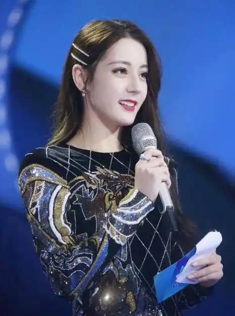 迪丽热巴被朋友喂一嘴狗粮?