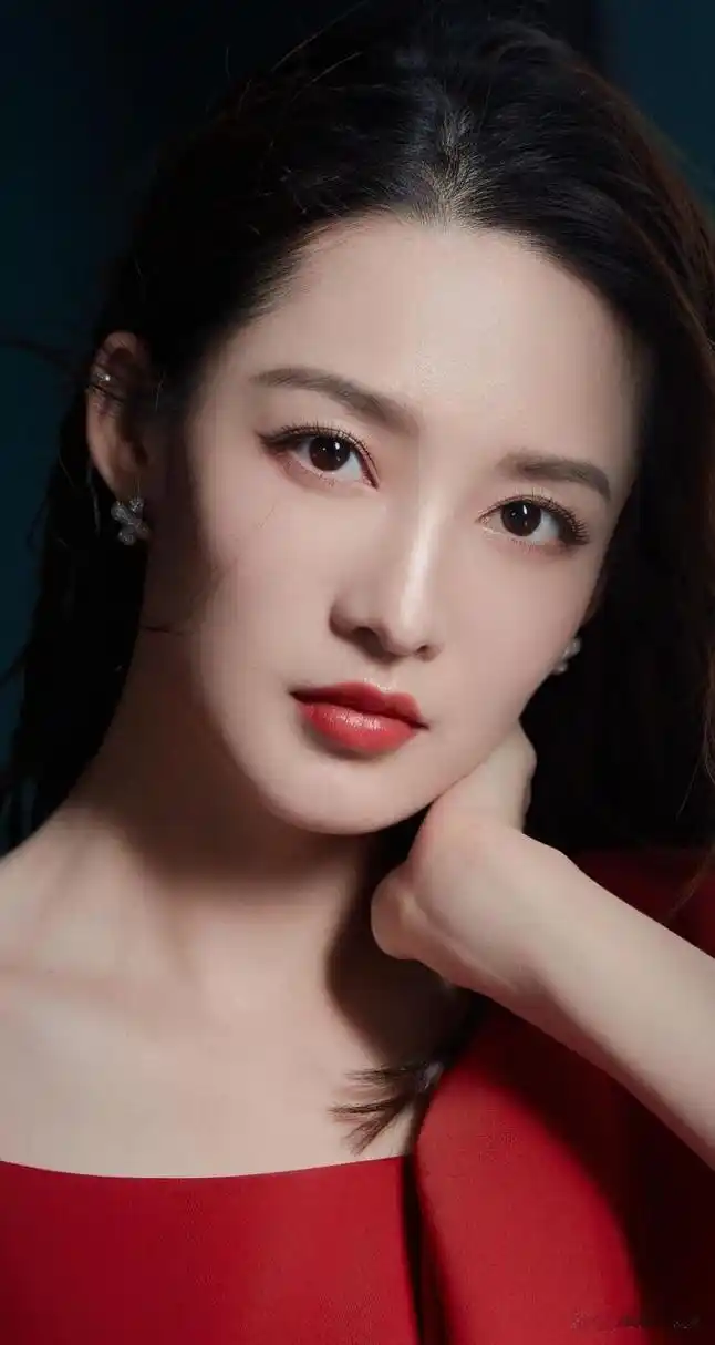 李沁红色蝴蝶结露背礼服写真