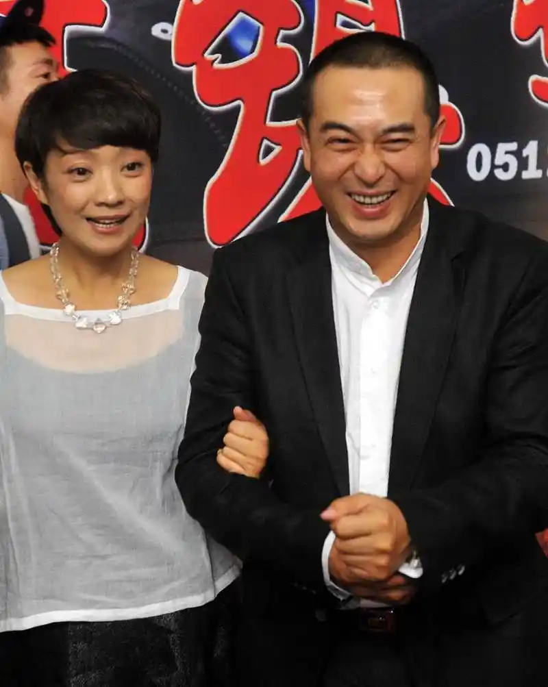 2009年,张嘉译成名后,拿出7000万给妻子王海燕买了一套别墅和一辆200