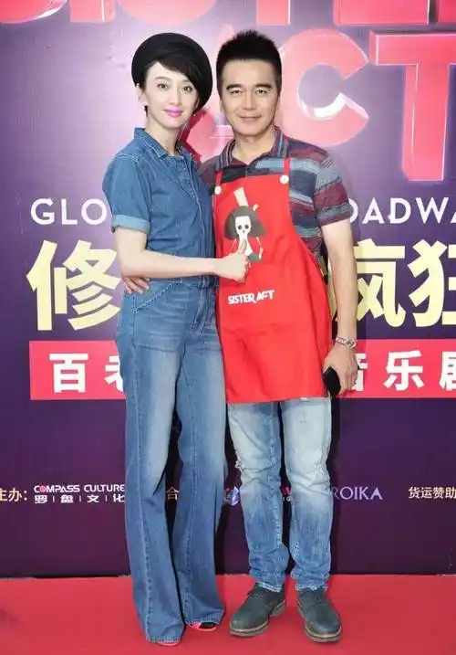 原创许亚军夫妇罕合体第四任老婆穿牛仔腿长惊艳人小他12岁太漂亮