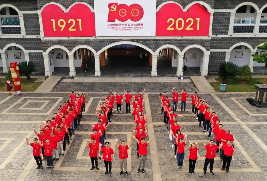 参加活动的艺术摄影家们摆出"100"造型为党的百年华诞献礼