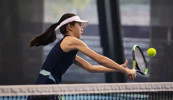 11岁田雨橙打网球,穿上运动服略显成熟,五官长相酷似赵丽颖