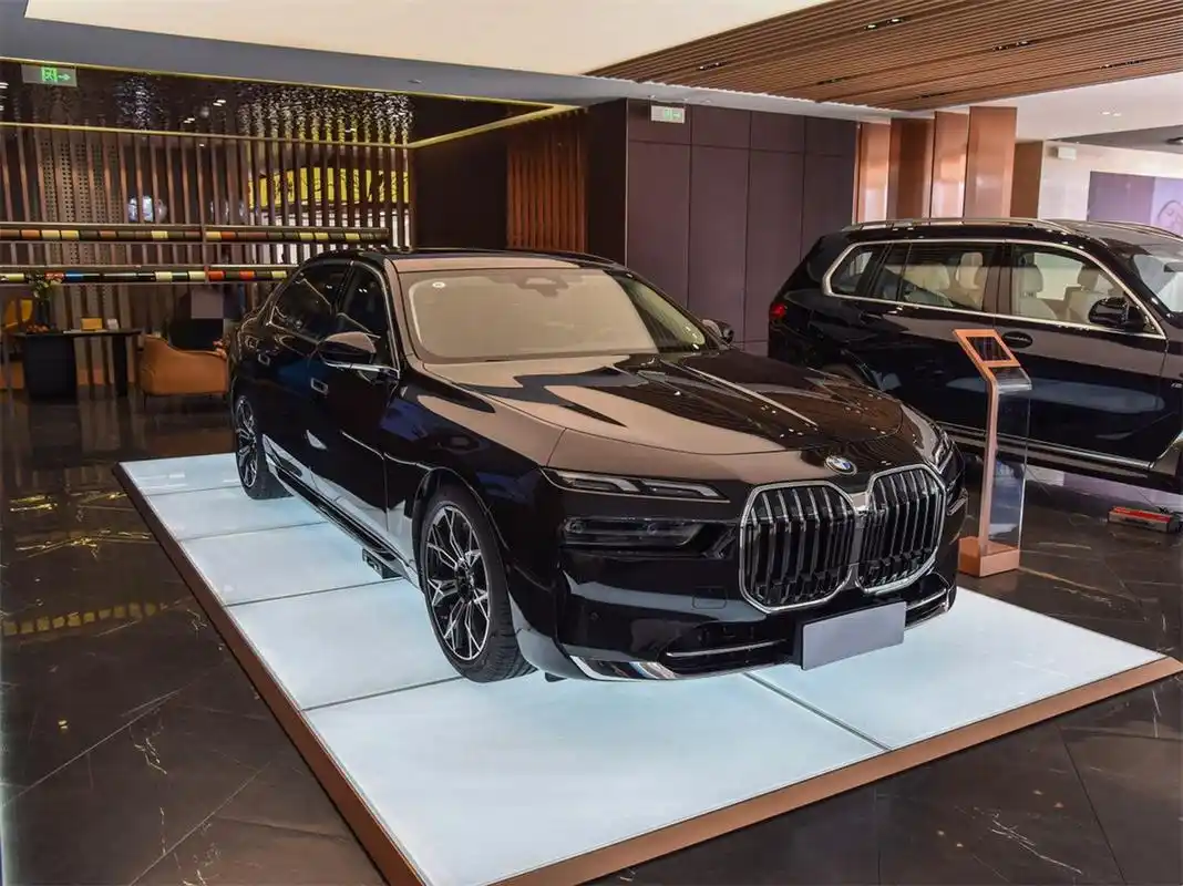 2023款宝马7系虽然外形备受吐槽,但凭借降价优惠高达20多万的力度,以6