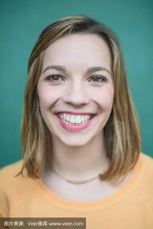 近距离微笑的年轻白人妇女的大头照