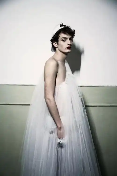 虽然男人穿婚纱也很美.但我只是给"人"做衣服,不分男女