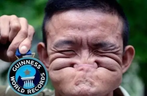 也许他变脸后的丑样只能他妈妈能认识了.