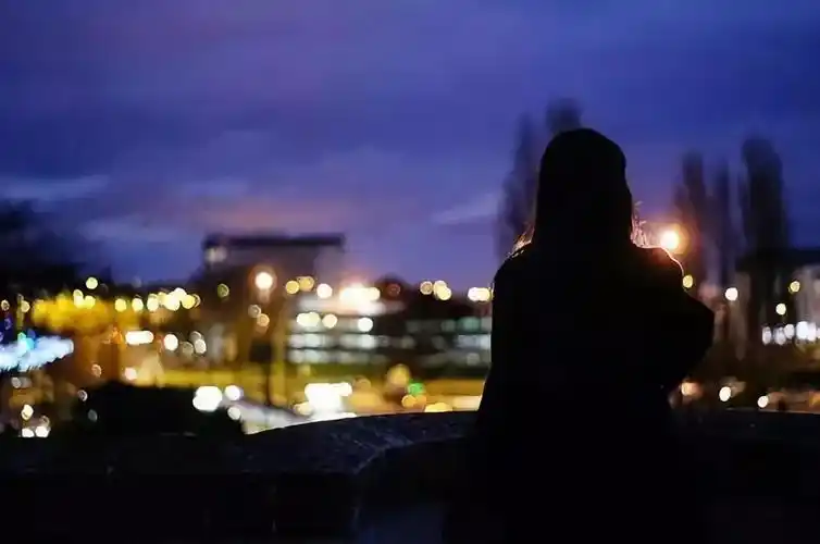 夜深人静心痛伤感的句子看着看着情不自禁的哭了