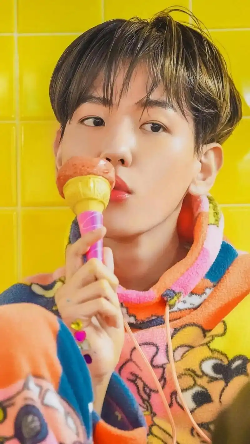 阳光干净男孩边伯贤可爱搞怪写真,高清图片,手机锁屏桌面-壁纸族