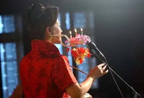 含灯大鼓唯一表演者献艺很想收徒不让绝技失传