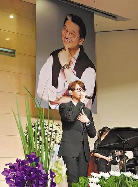 陶喆送父陶大伟骨灰飞洛杉矶 安葬奶奶身旁(图)