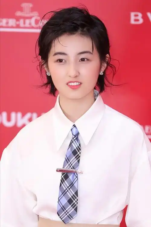 周冬雨嫌弃张子枫太丑张子枫被誉为周冬雨接班人却遭冷嘲热讽