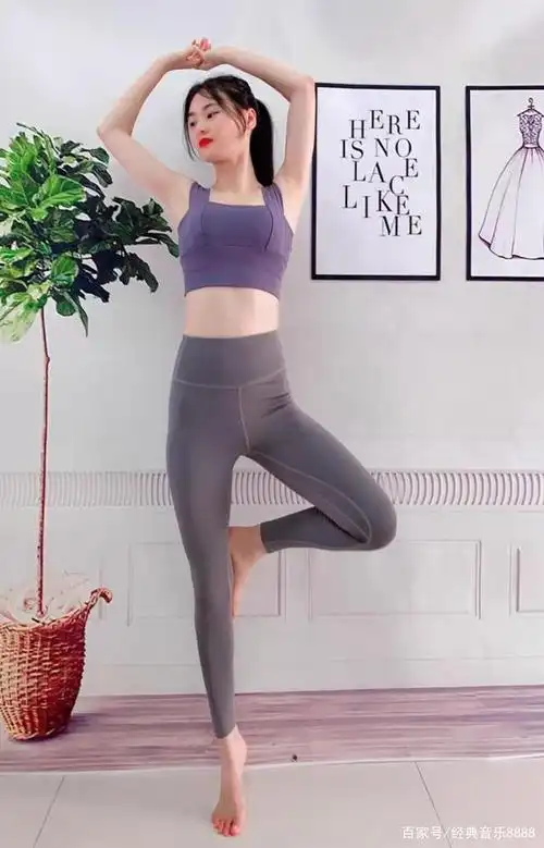 女孩子年轻就是好啊年轻时不管穿裙子还是瑜伽服都好看