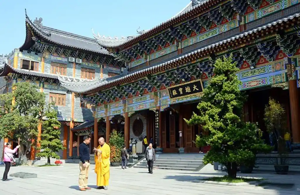 四季皆宜 著名景点:大山门,大雄宝殿,黄大仙殿,观音堂等 地址:深圳市