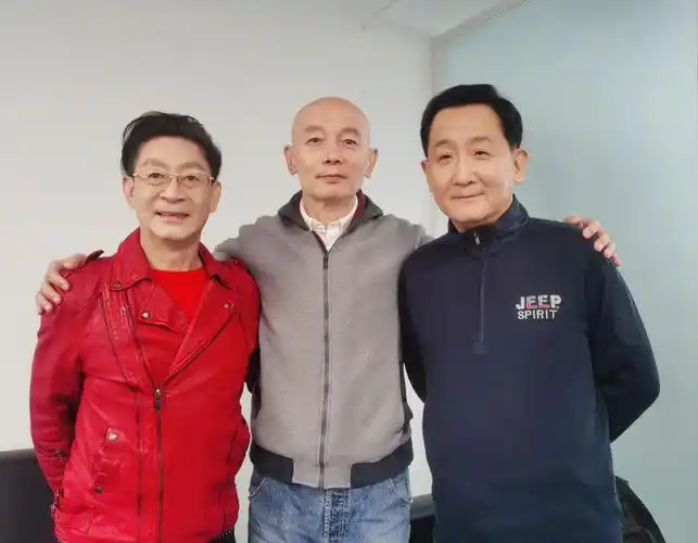 六小龄童与葛优后台合照!