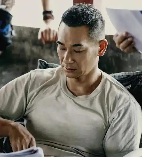 赵文卓:娶小8岁东北女孩,婚后连生3胎,一家五口其乐融融