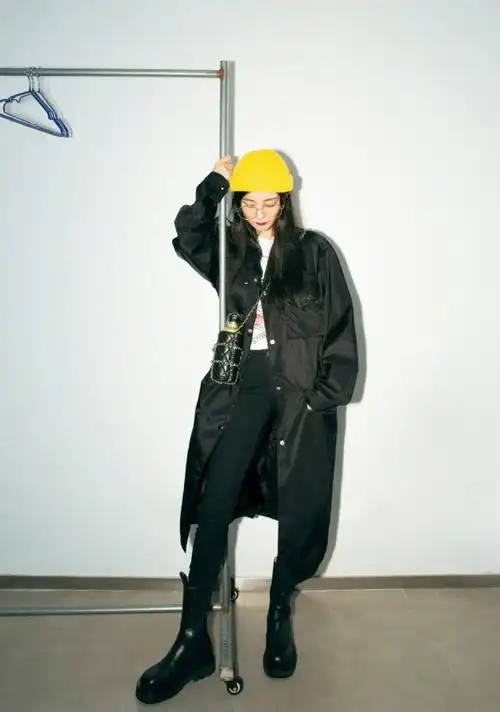 离婚后的杨幂穿搭更潮了,黑风衣配马丁靴帅气十足,说她22岁我也信